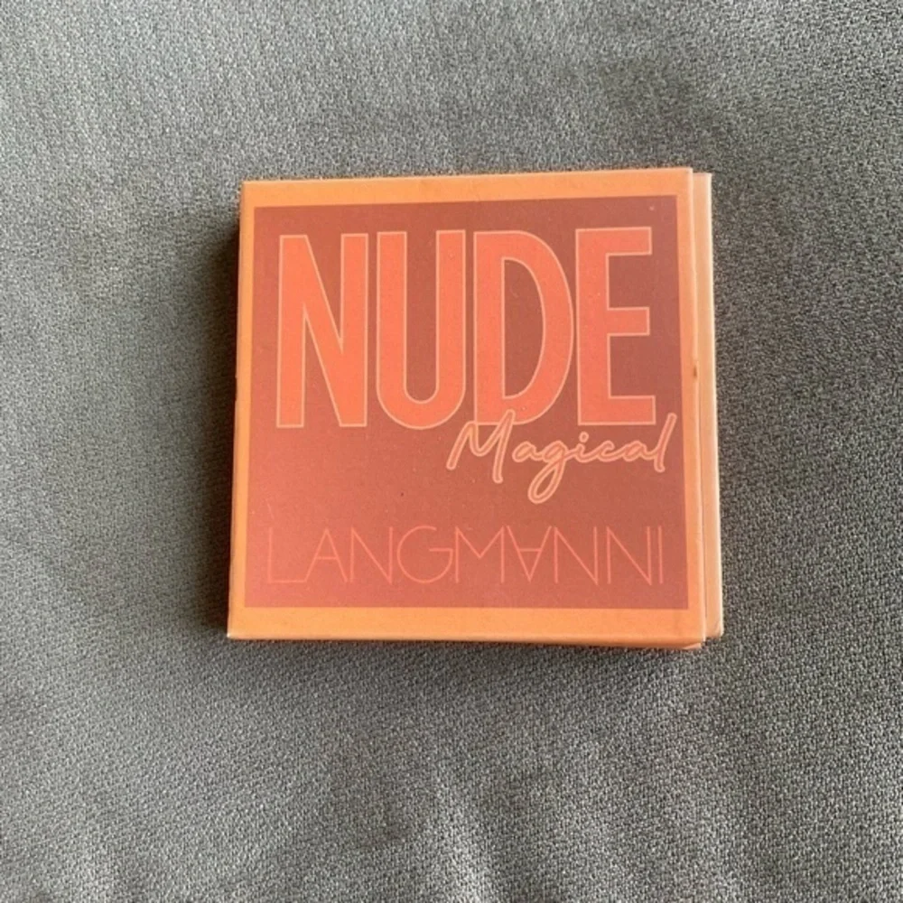 Langmanni nude medium eyeshadow pallet